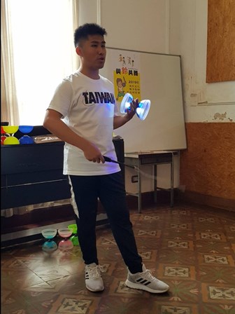 莊廉光老師示範及講解扯鈴的歷史