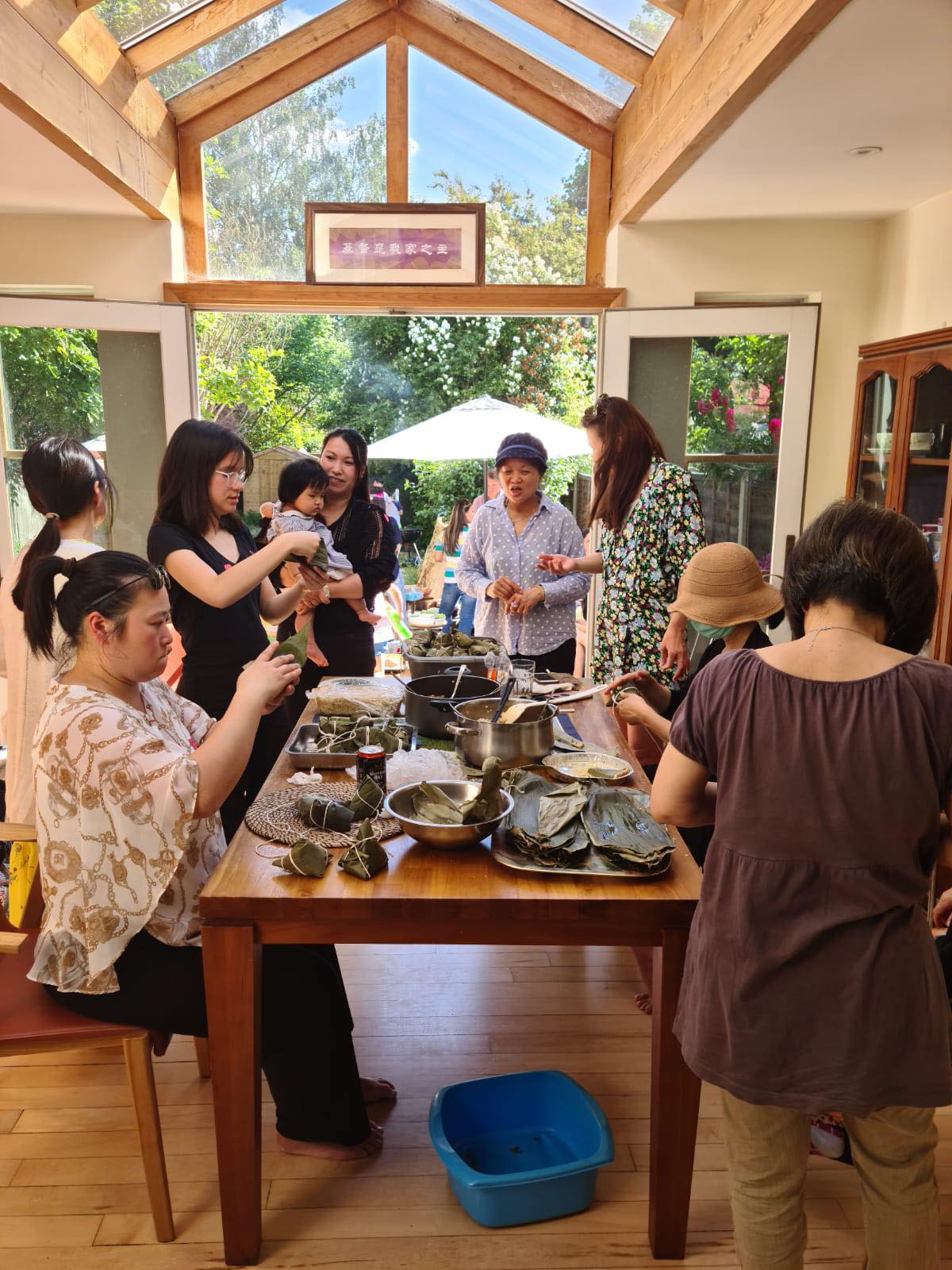 大大小小積極學習包粽子！