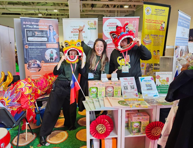 玩中文校長攜師團參展，掛台灣國旗推廣台英文化與華語教育