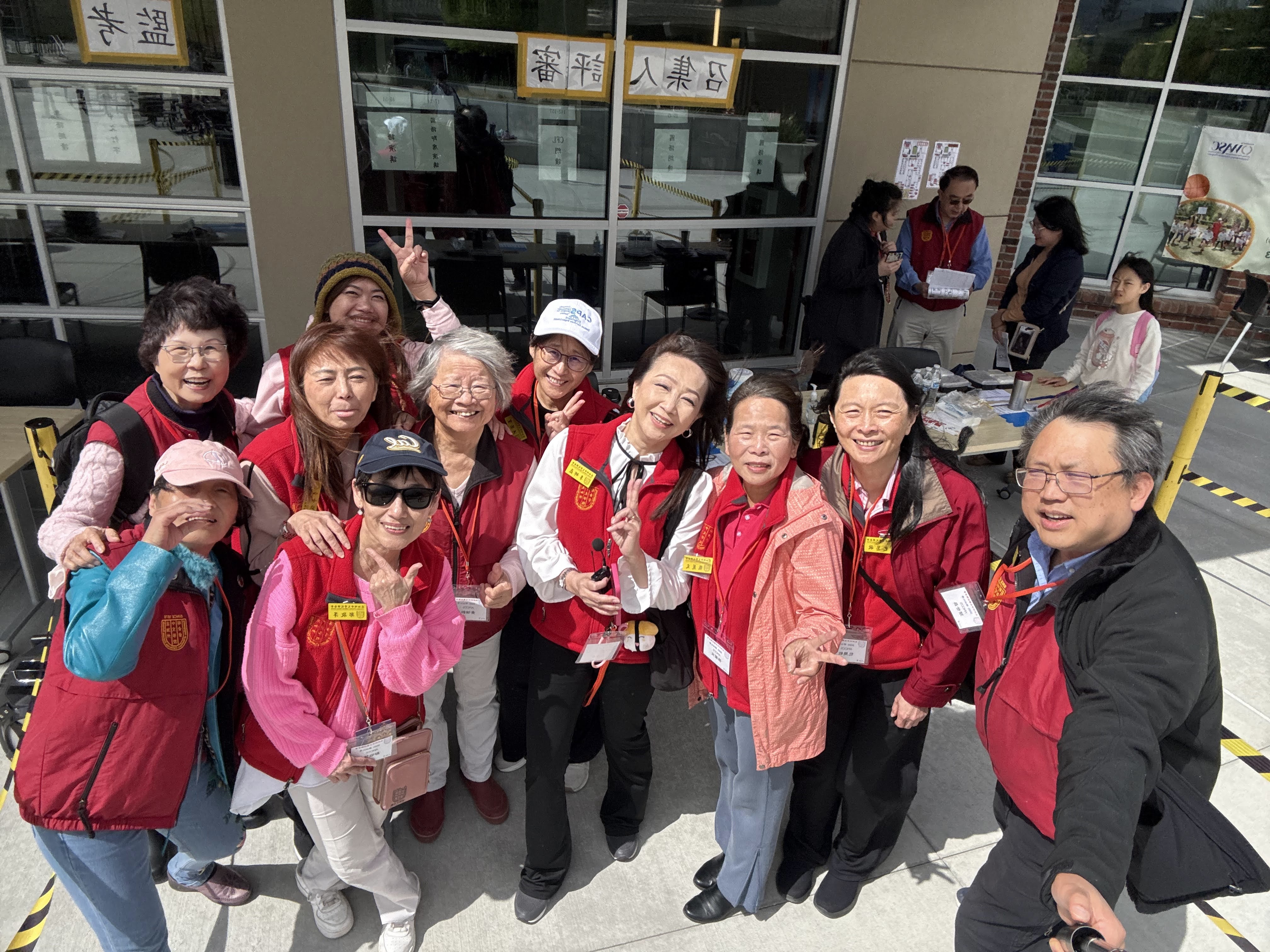 頂著強風，「北加」負責的報到組同仁 精神抖擻