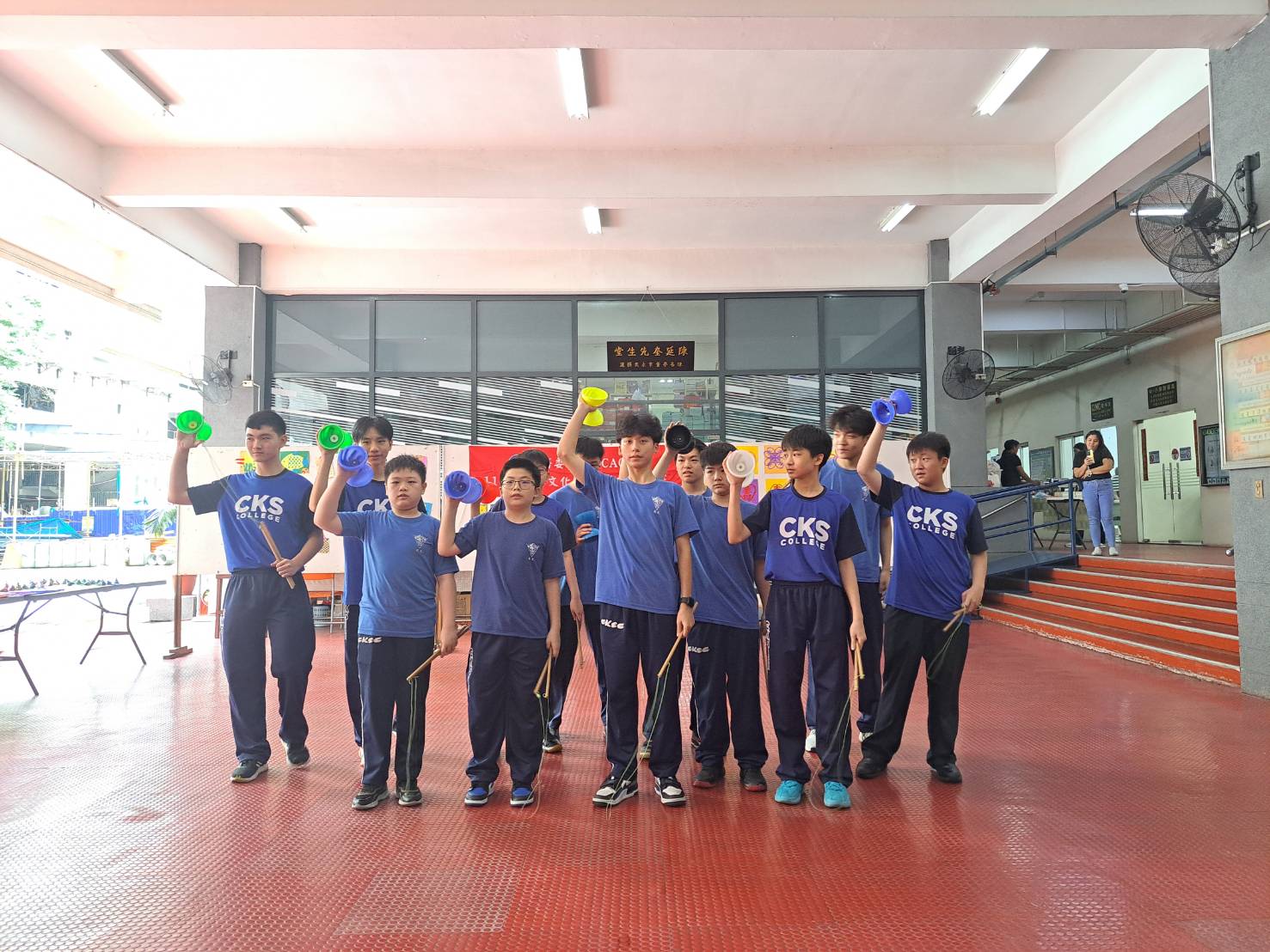 學生們展示短短三天所學的扯鈴技巧，動作俐落，贏得現場掌聲。