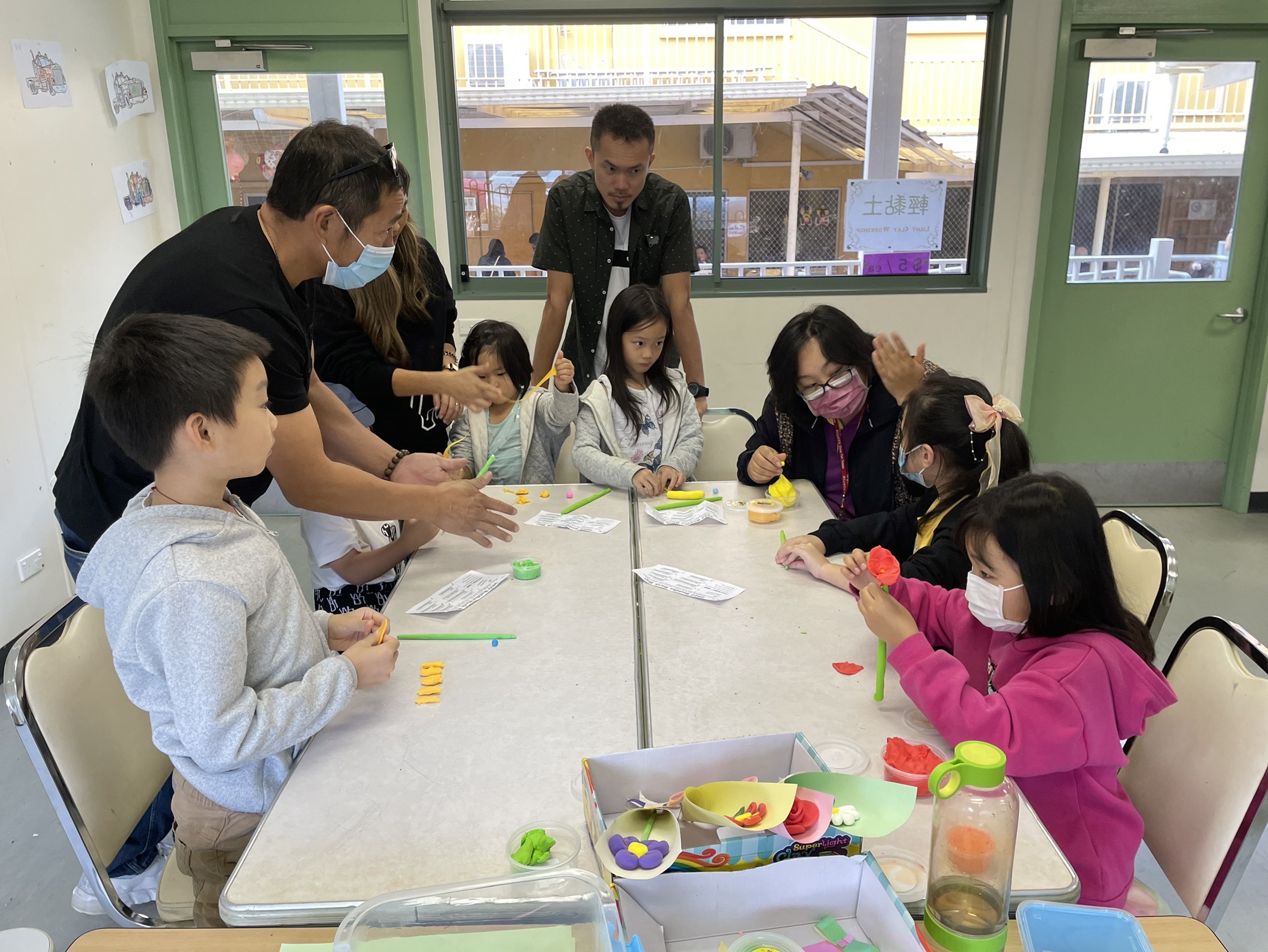 製作輕黏土花束送給媽媽，祝福媽媽母親節快樂。