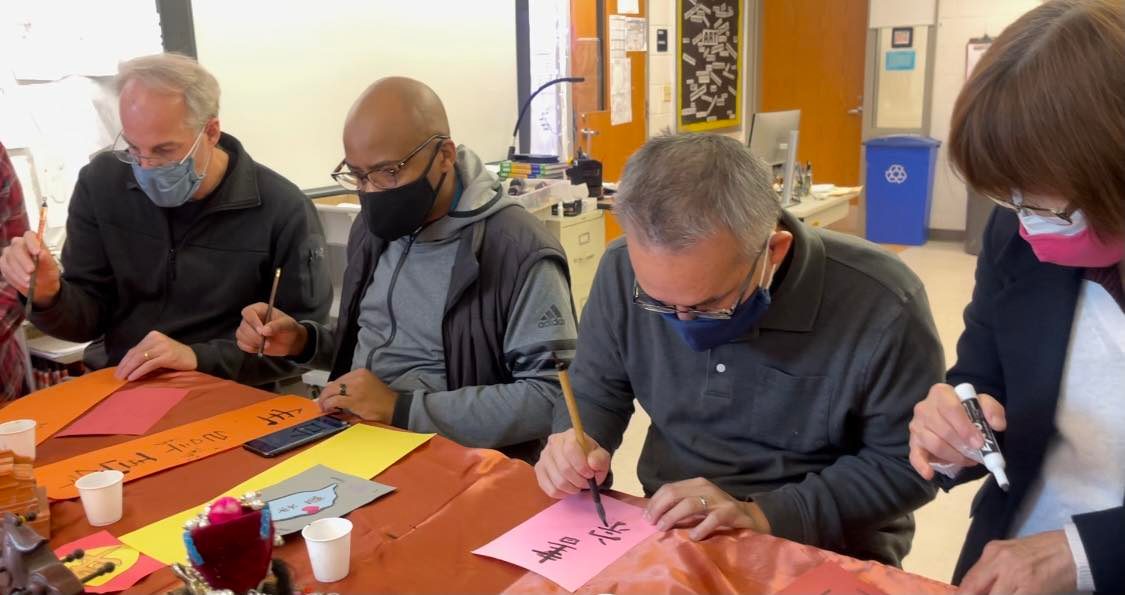 學員們臨摹書法並練習書寫春聯和正體字名字