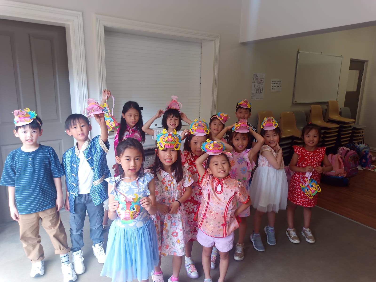幼稚園孩童穿唐裝合影