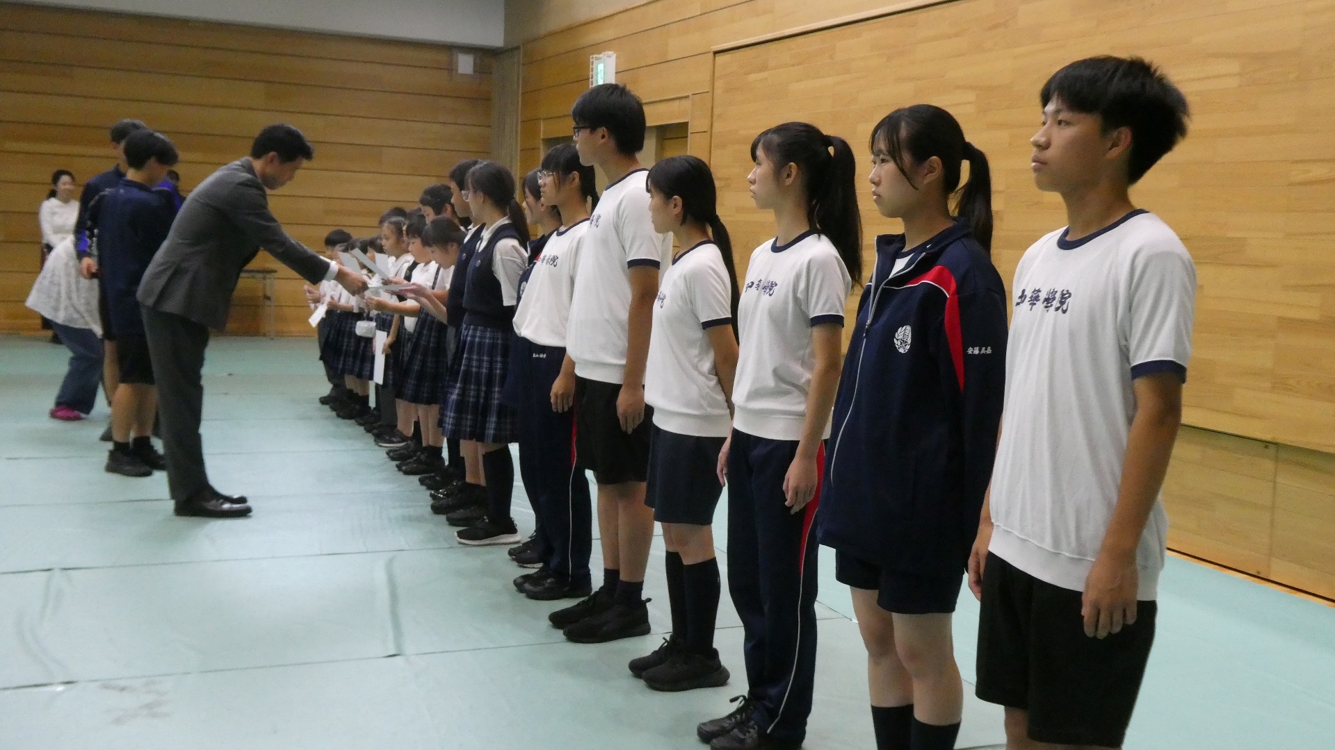 由校長頒發獎狀給讀書心得優勝學生
