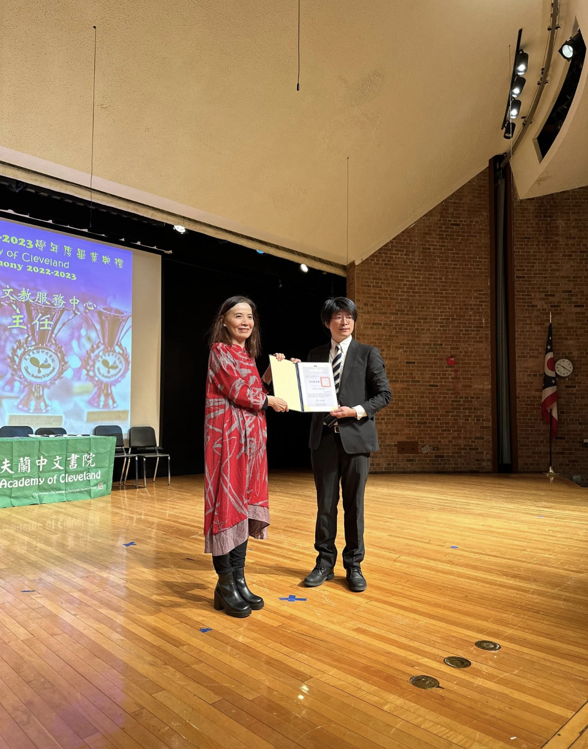 蔡季穎頒發僑務促進委員證書給校長林麗芳