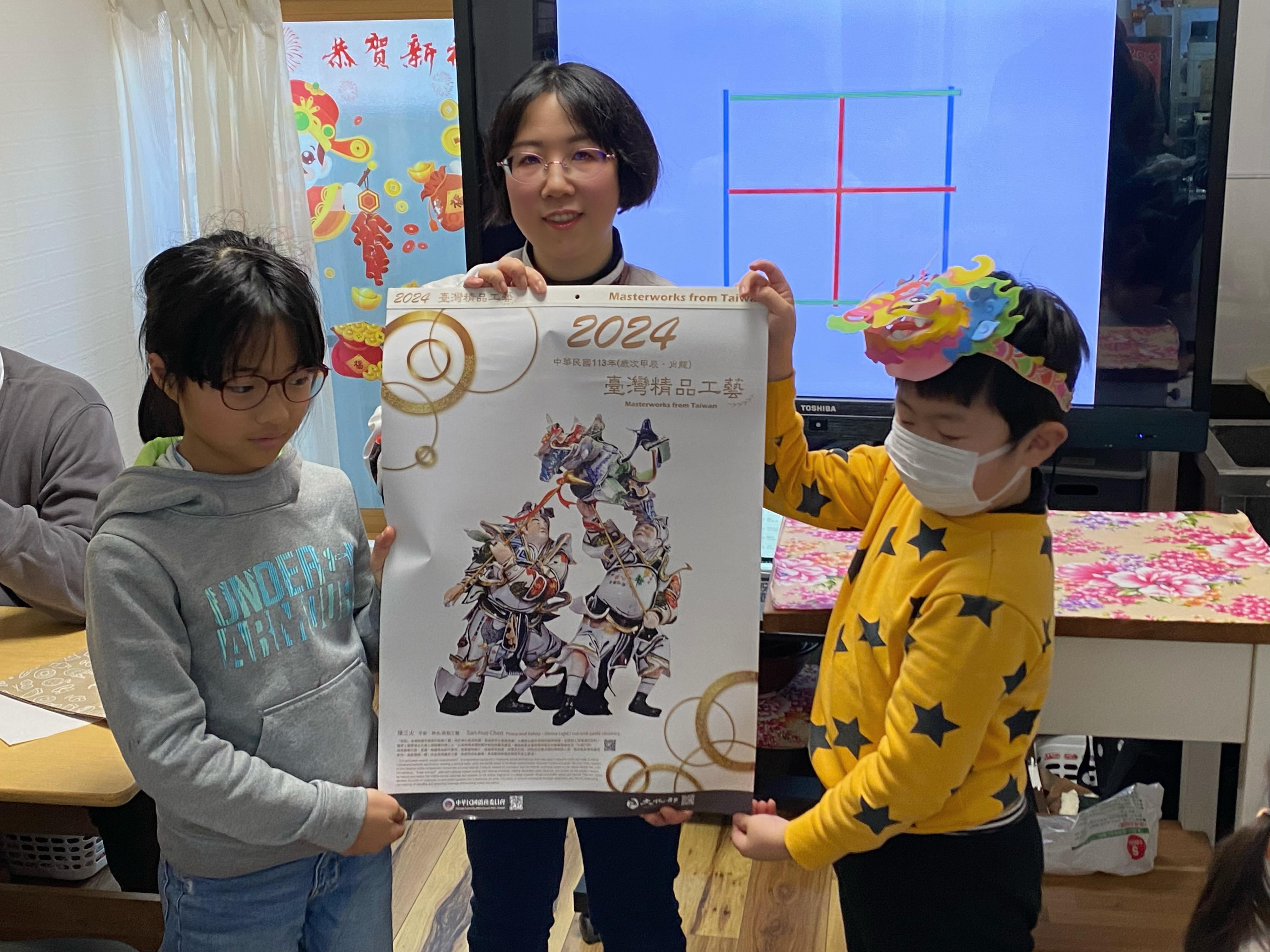 頒獎給燈謎猜對的參加者