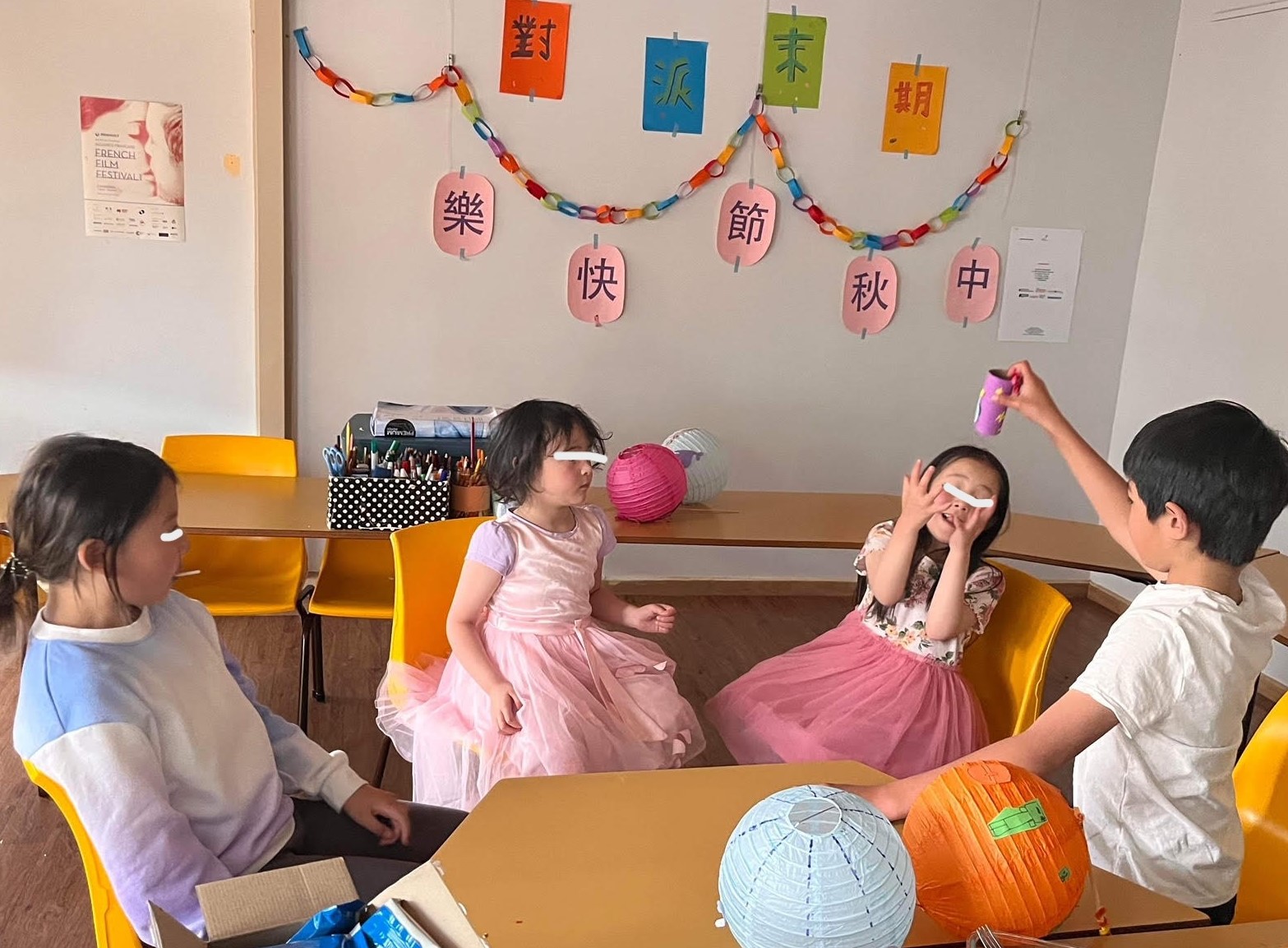 學生享受做燈籠的喜悅