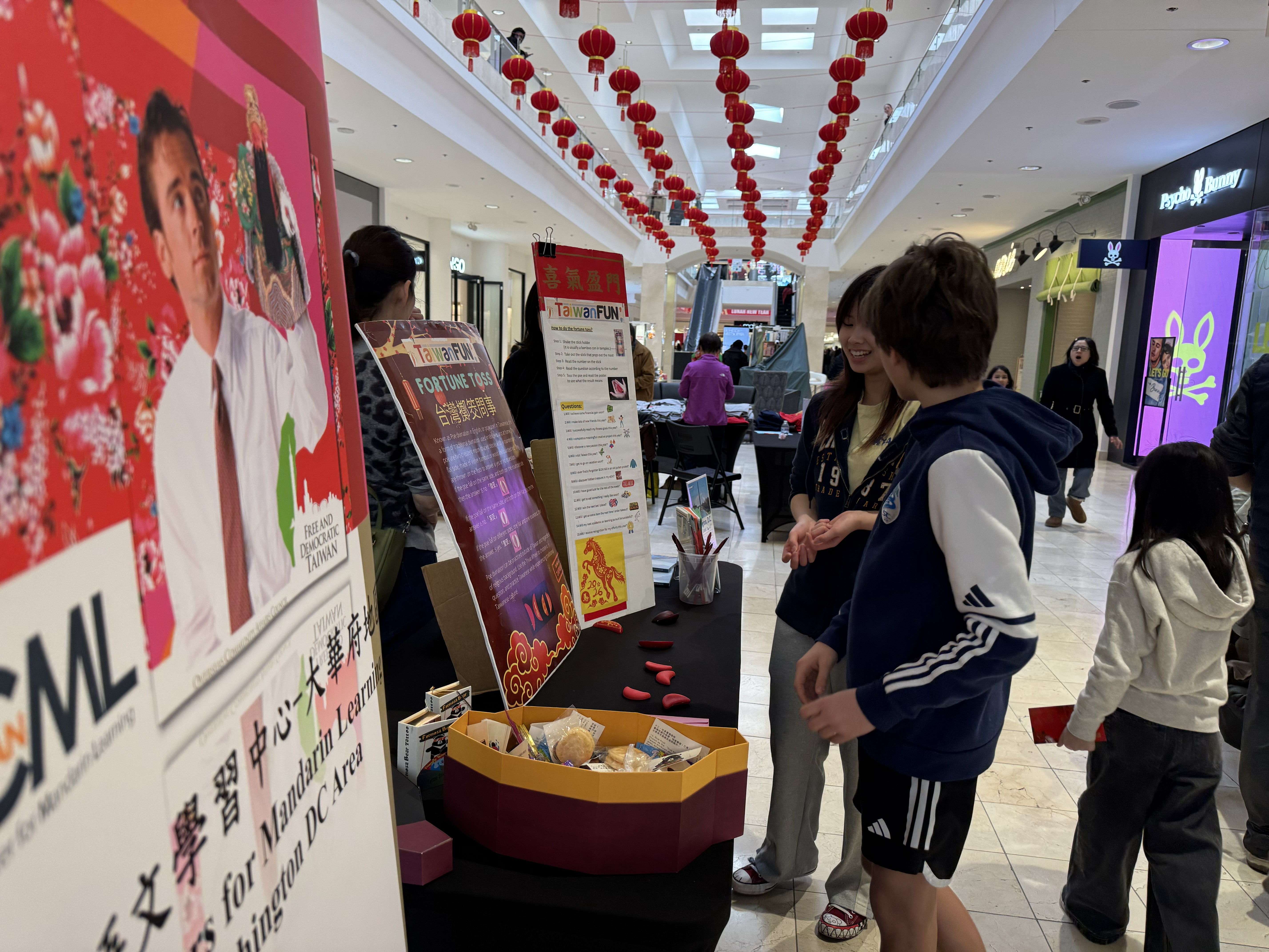 FASCA-DC專案負責學生林靖芮（左1）向社區民眾解說臺灣擲筊文化