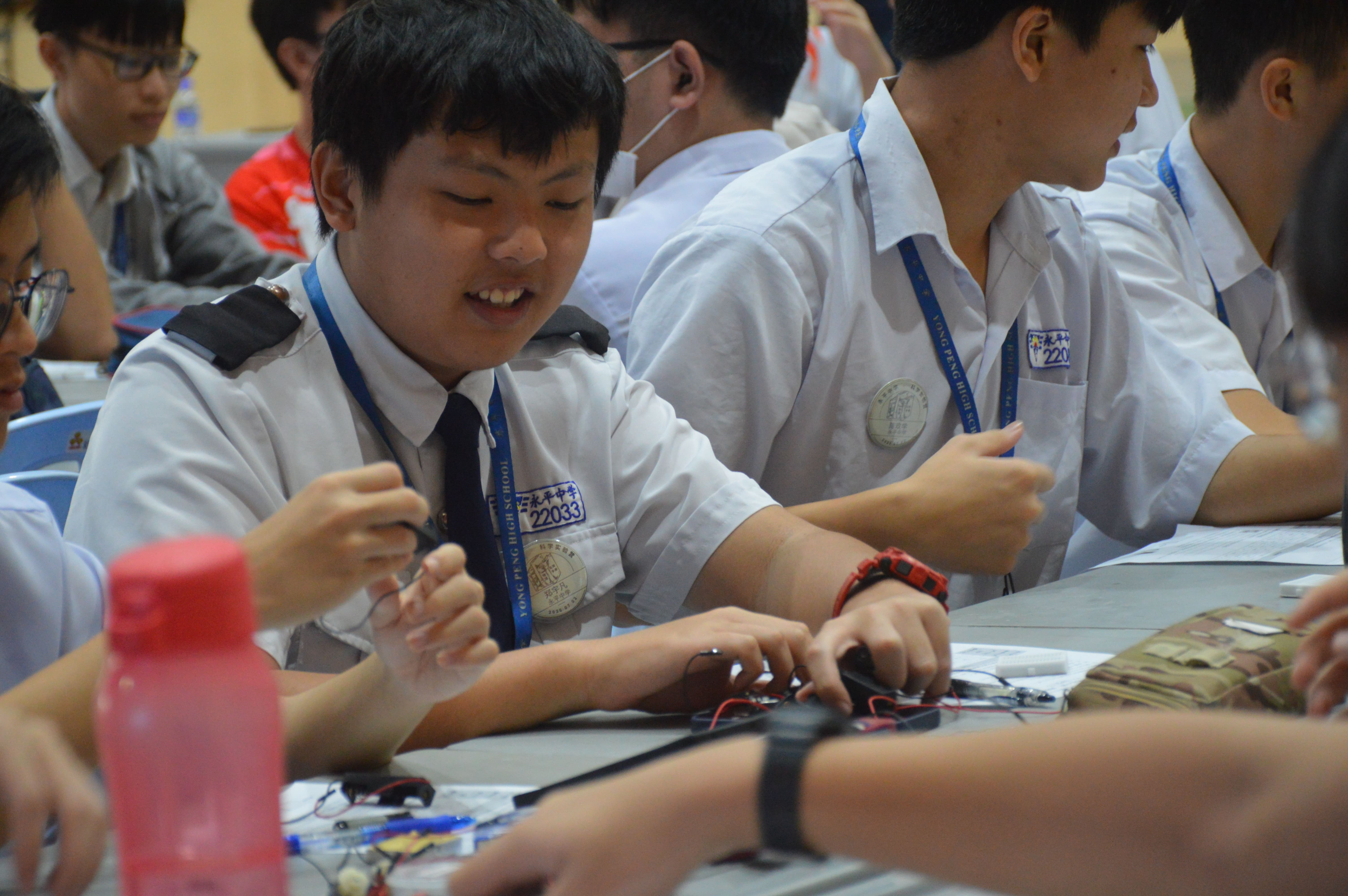 學生認真學習電路、製作屬於他們的第一個節能智慧光電小屋