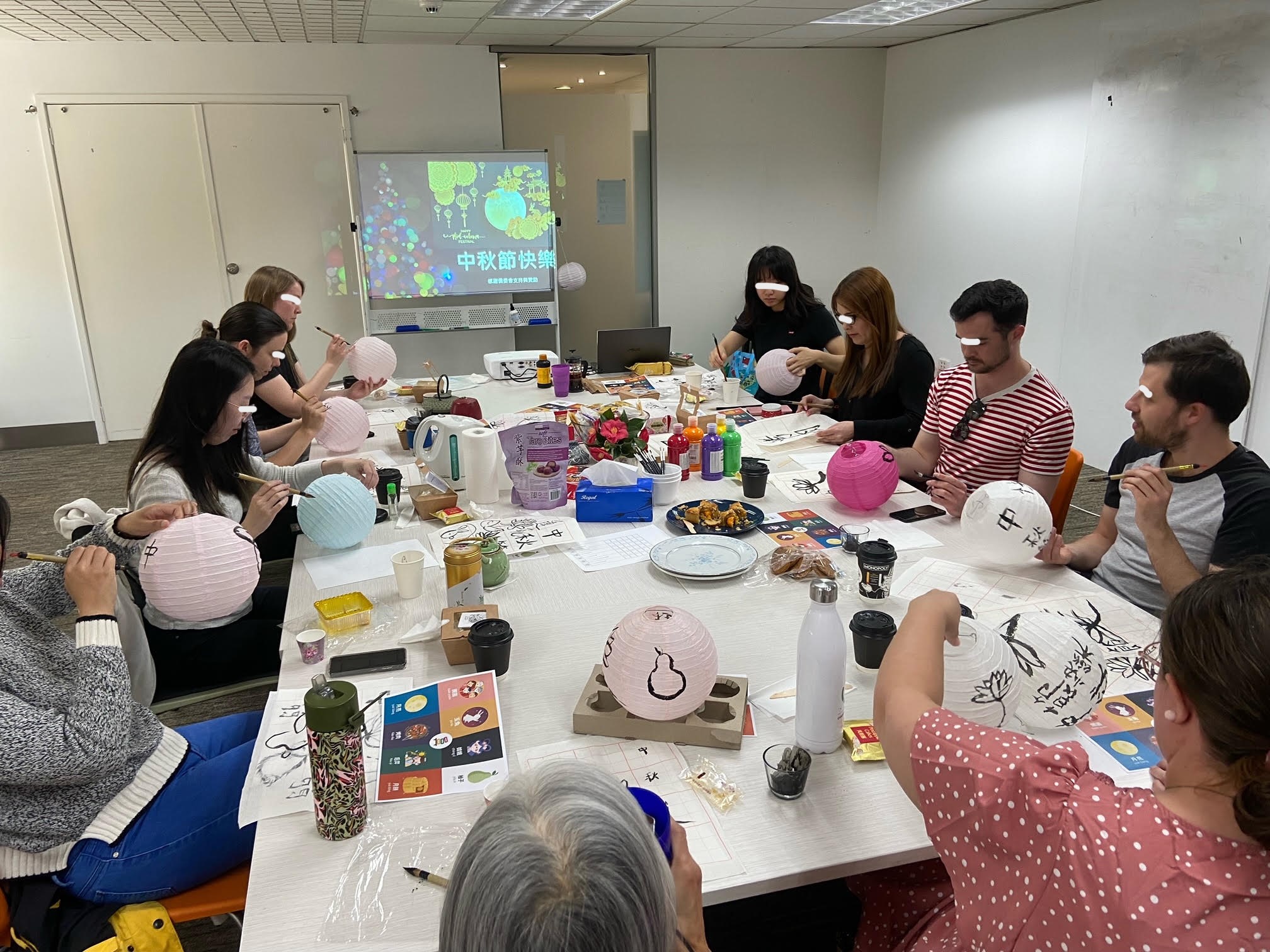 成人班學生享受做燈籠的喜悅