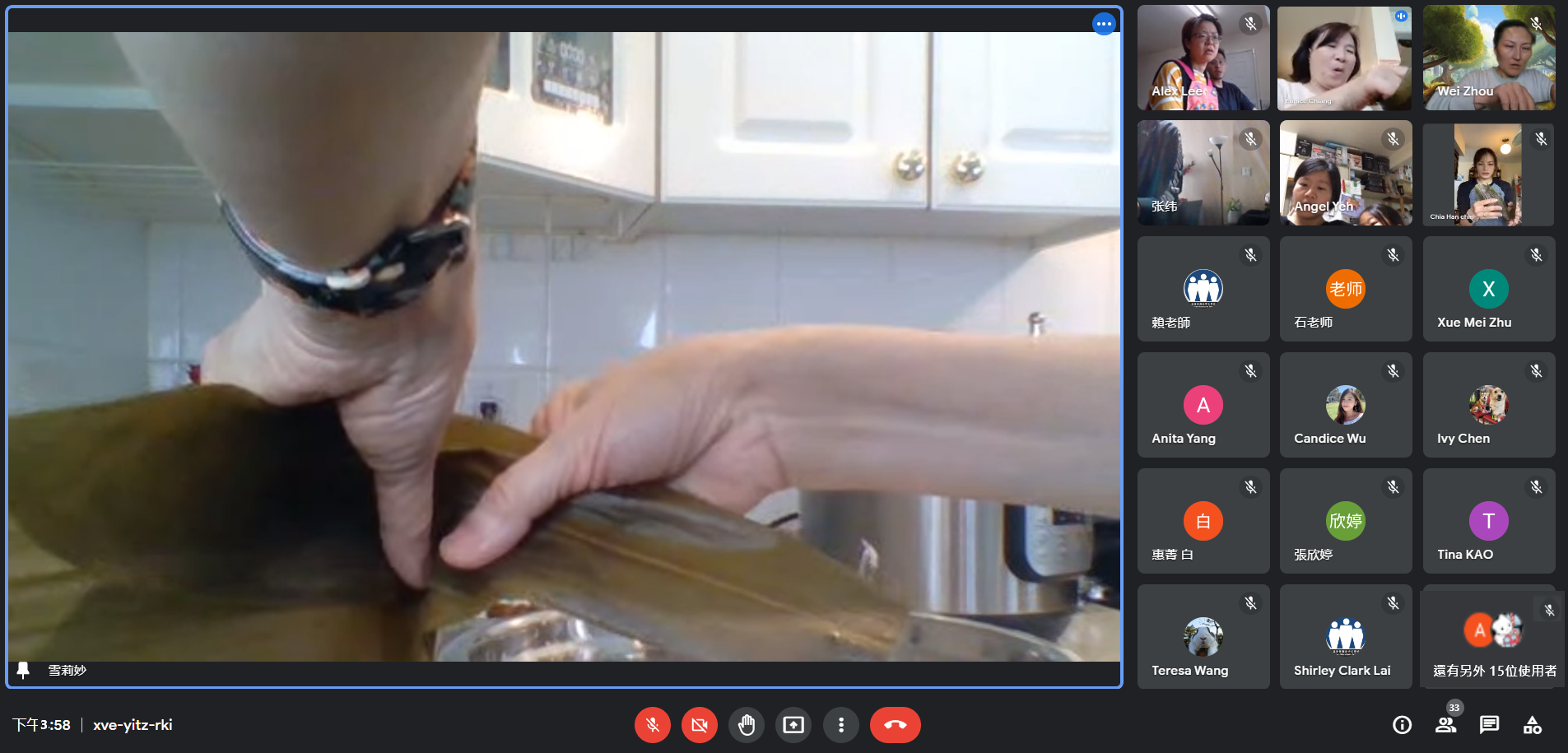 王老師於線上示範包粽子技巧並帶領學員實作