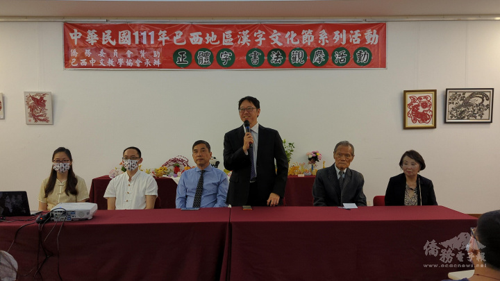 張希賢致詞；左起劉家妙、羅明宗、張宏昌、張希賢、劉振聲伉儷