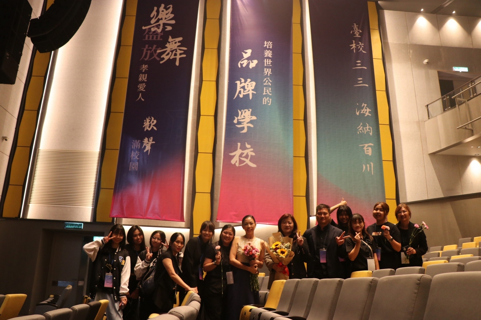 活動後吉隆坡臺灣學校工作人員合影，背景為本活動的主軸精神標語，強調培養世界公民的品牌學校，孕育著友善思源的寶島情懷。