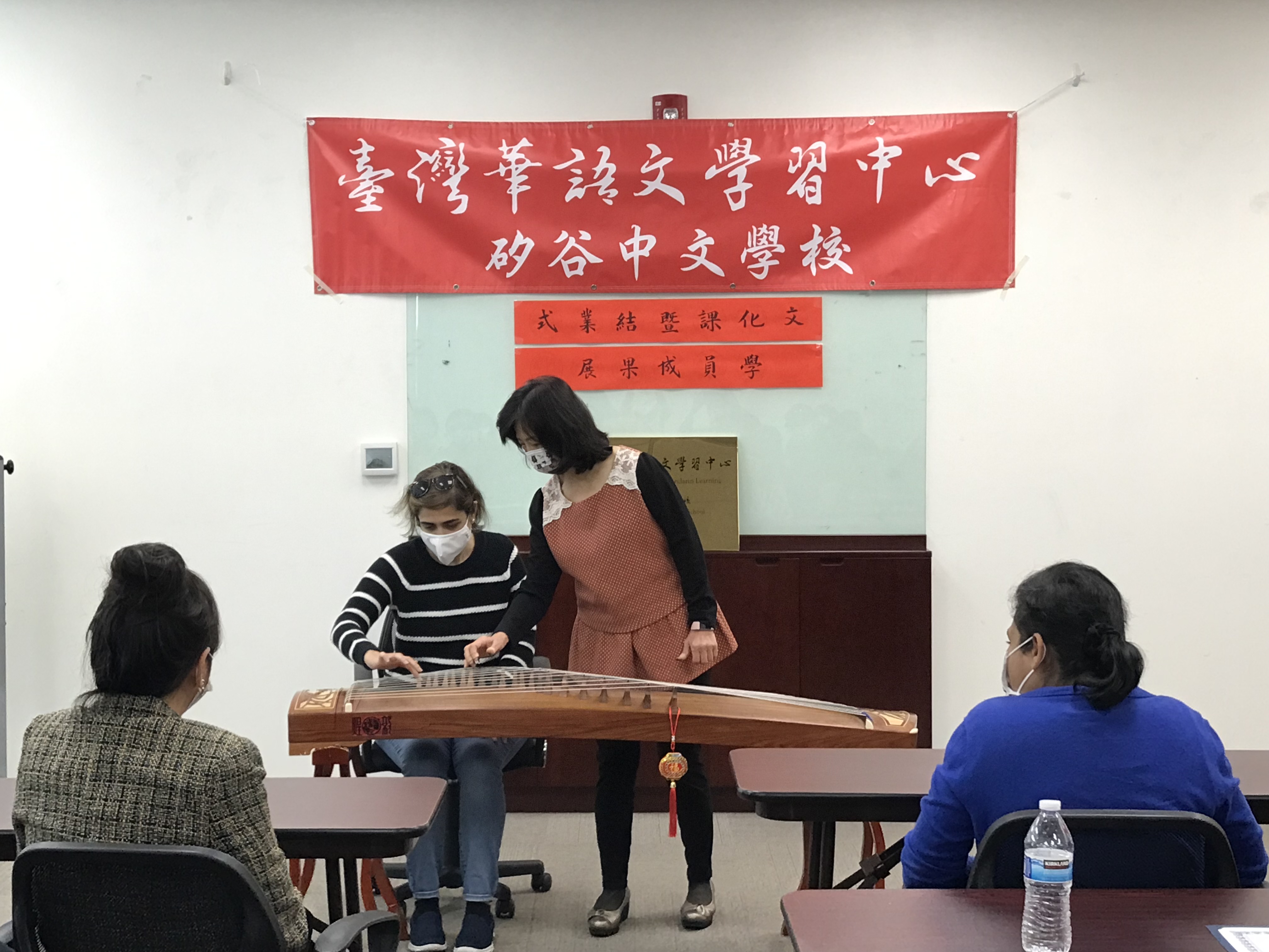 古箏老師現場指導學員演奏指法技巧（2021/11/21）