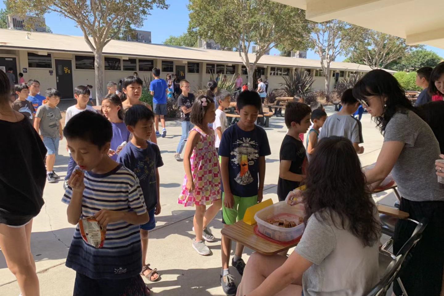 家長們協助學校分發月餅