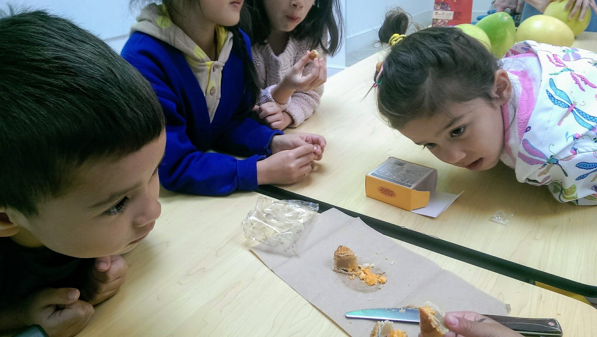 中秋節一定要吃月餅，小朋友每個人淺嘗一口，新鮮有趣