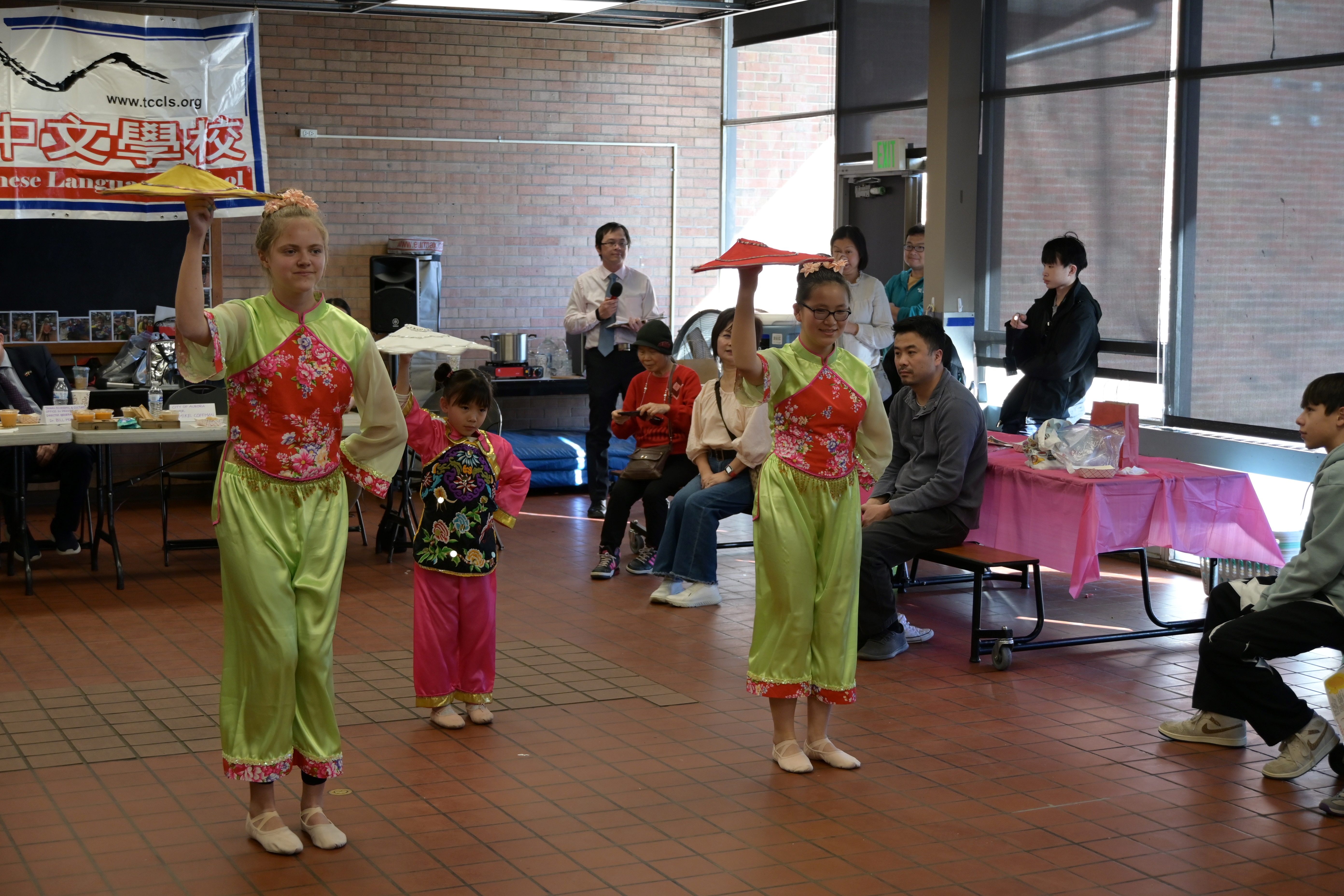 沈寶琴舞蹈老師的學生所帶來的方巾舞