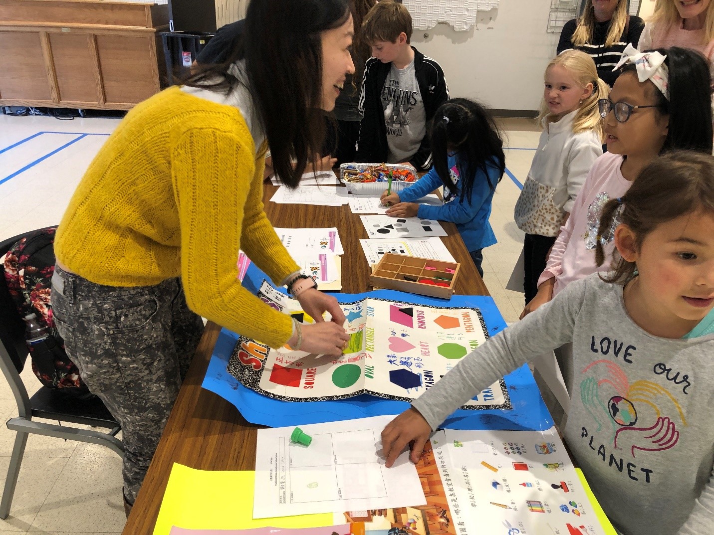 學生學習用中文講形狀