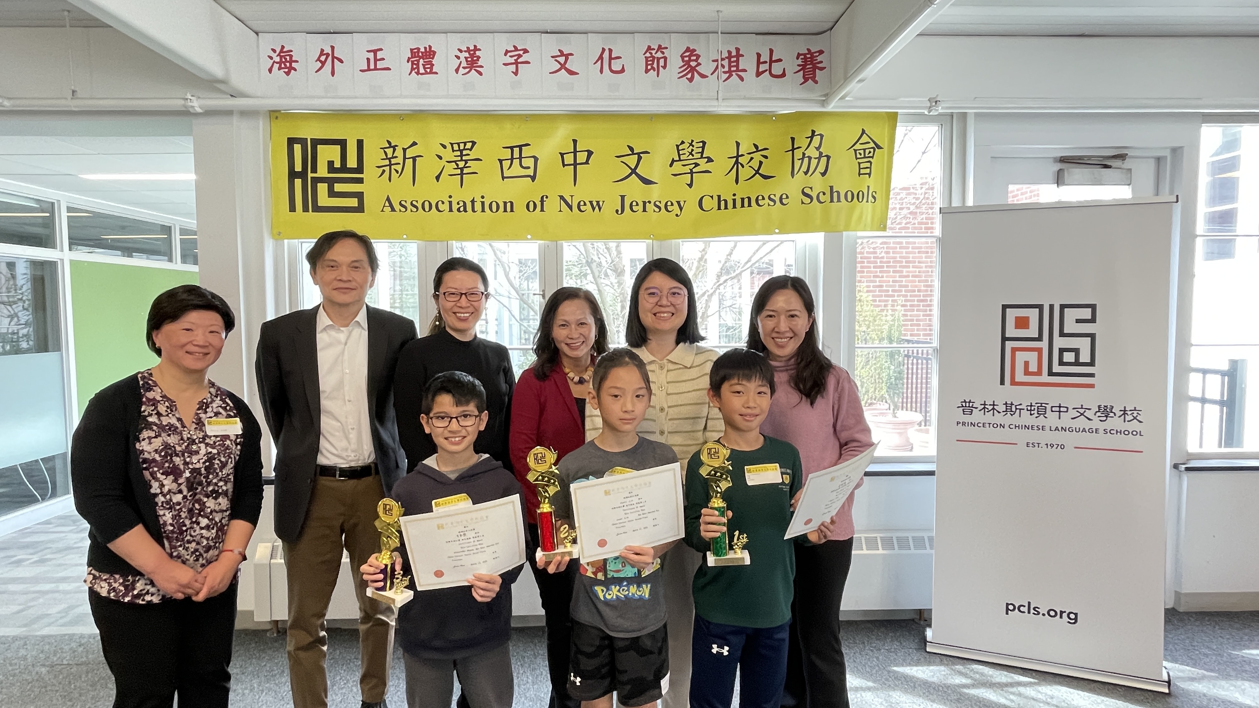 低年級組優勝者合影，王鈺淇(後排右二)肯定象棋賽訓練學生專注力與思考力。