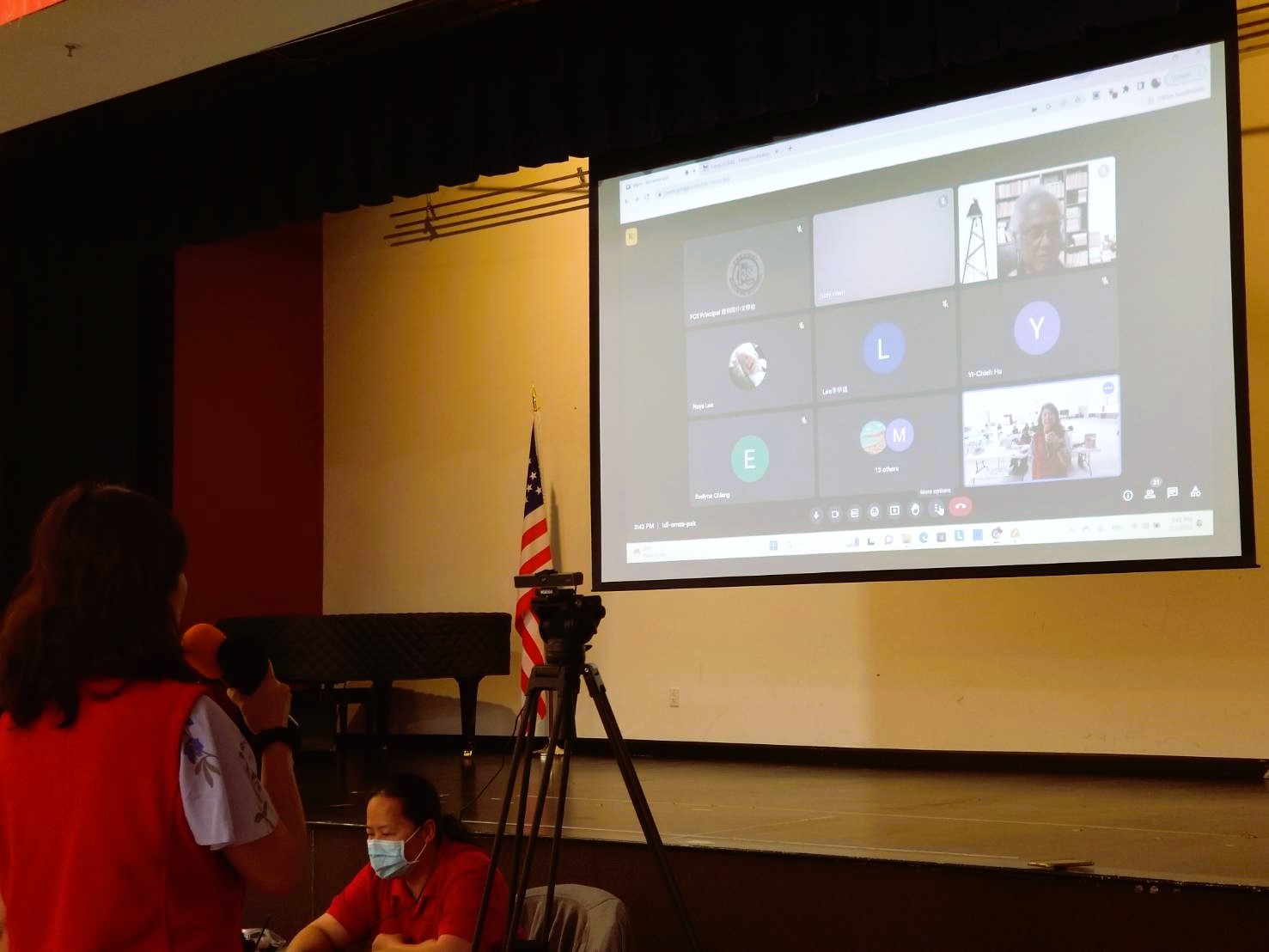 線上和現場雙軌進行