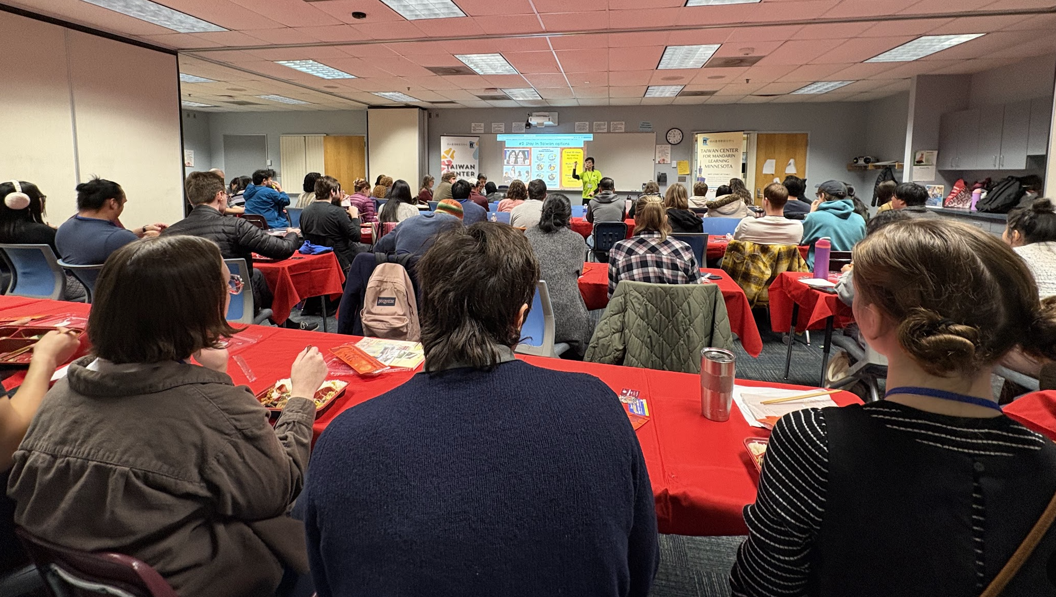 宣導午餐介紹臺灣就業金卡和各項獎學金的機會