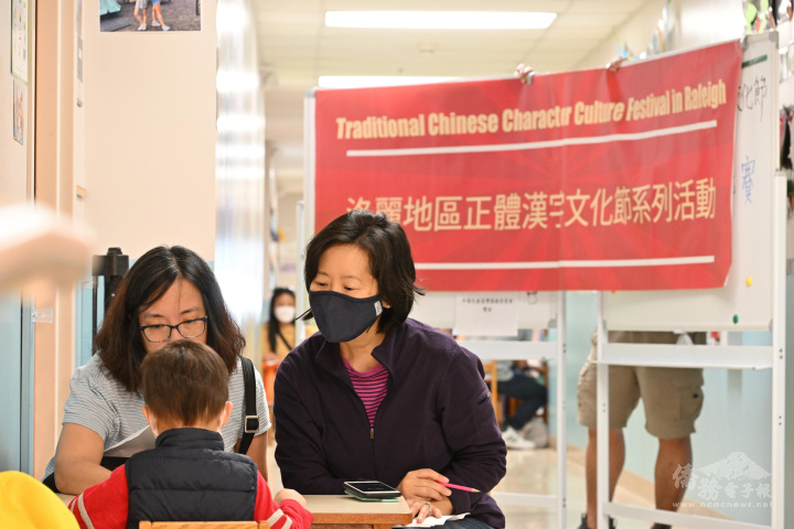 拚音班低年級學生接受認字檢定考試