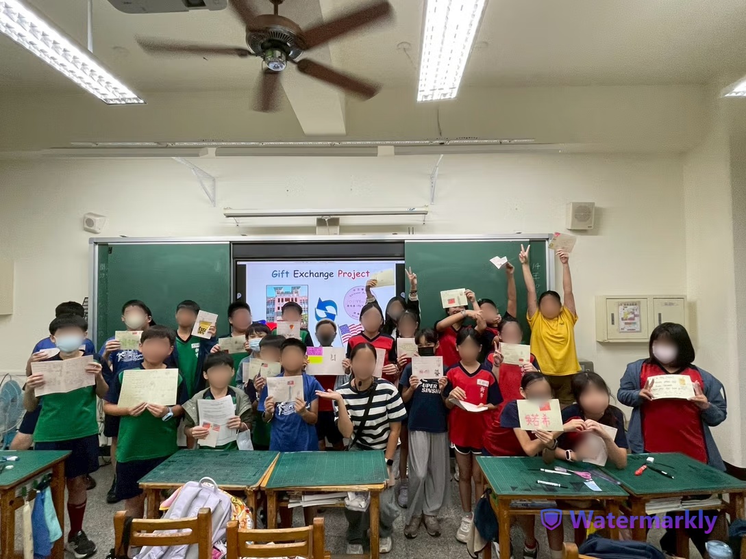 學伴親手設計卡片介紹台灣零食