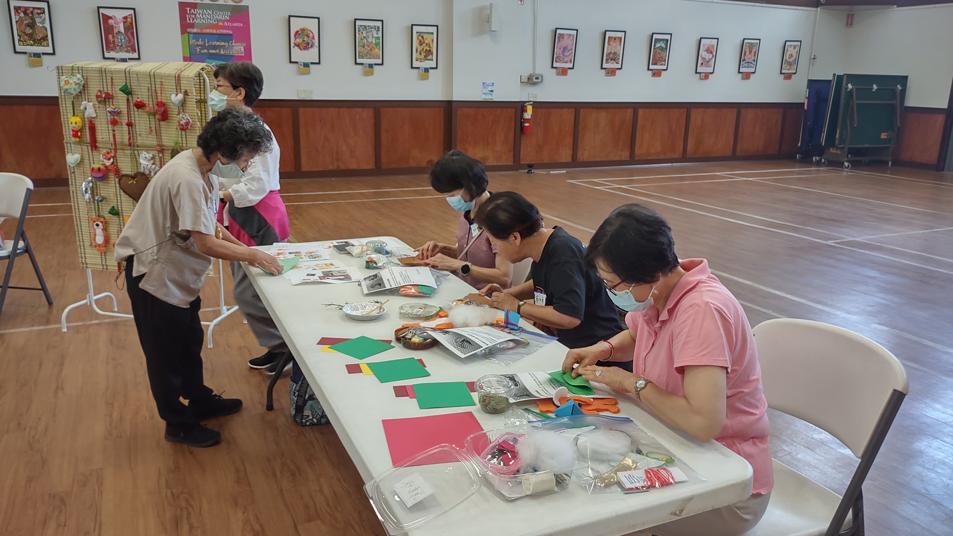 蔡朞華老師至各組親自示範。