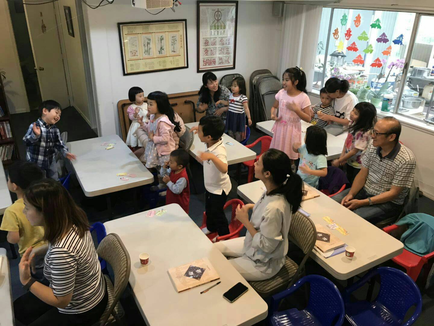 我們的初級班需要親子共讀。在老師和家長共同努力下, 上課的的氣氛很高昂也很的歡樂。