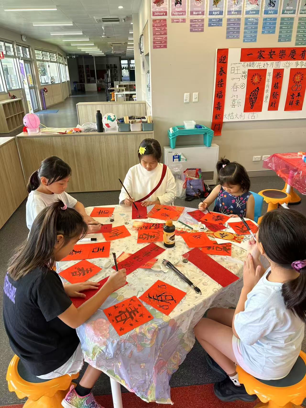 學生練習用毛筆寫春聯，體驗書法藝術，感受傳統文化的魅力。