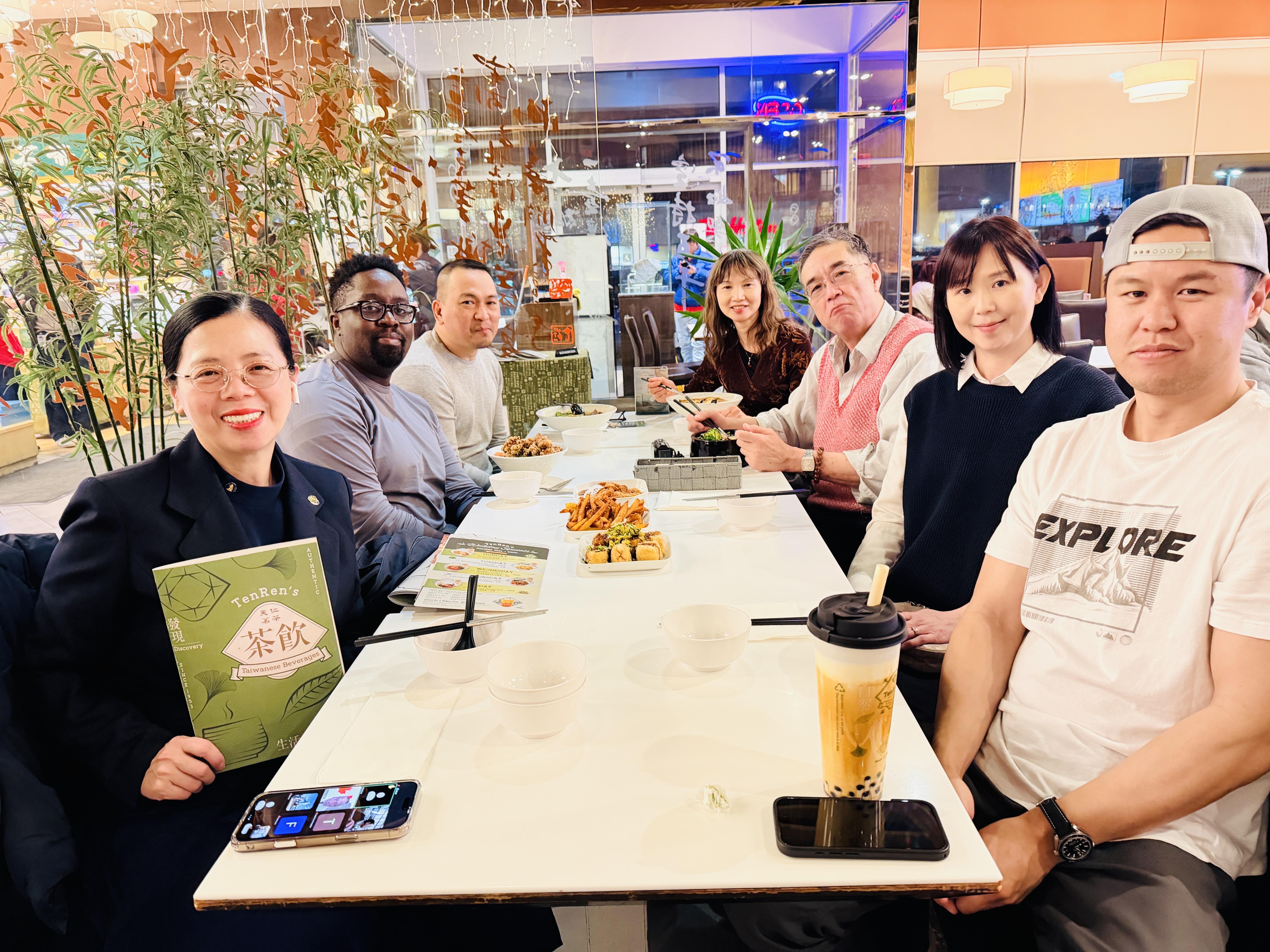 從閱讀菜單到實戰點餐，週二班學員們在餐桌上深入了解臺灣的飲食禮儀與生活文化。 