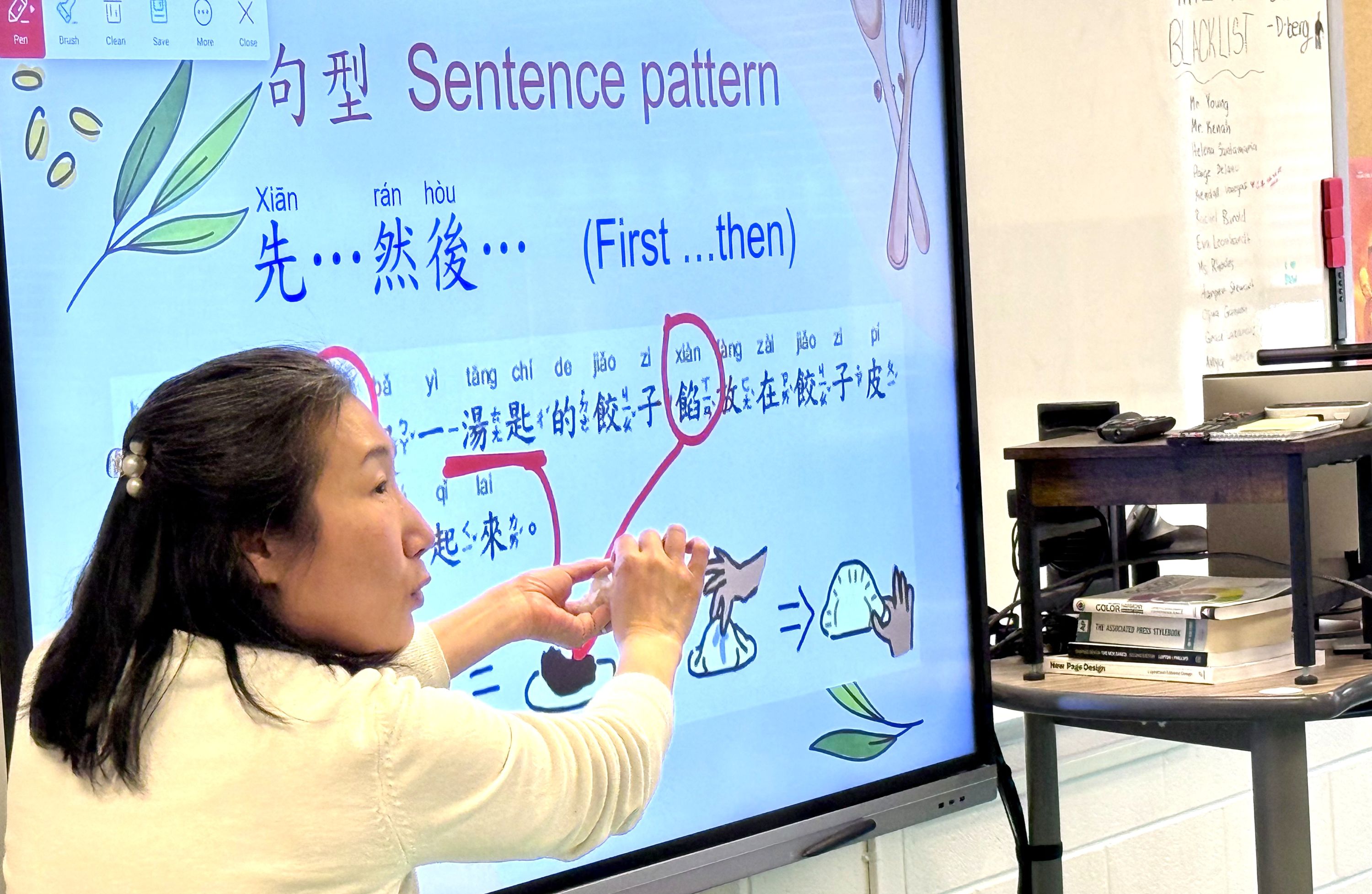 張珮真老師藉由包餃子的步驟講解相關詞語句型