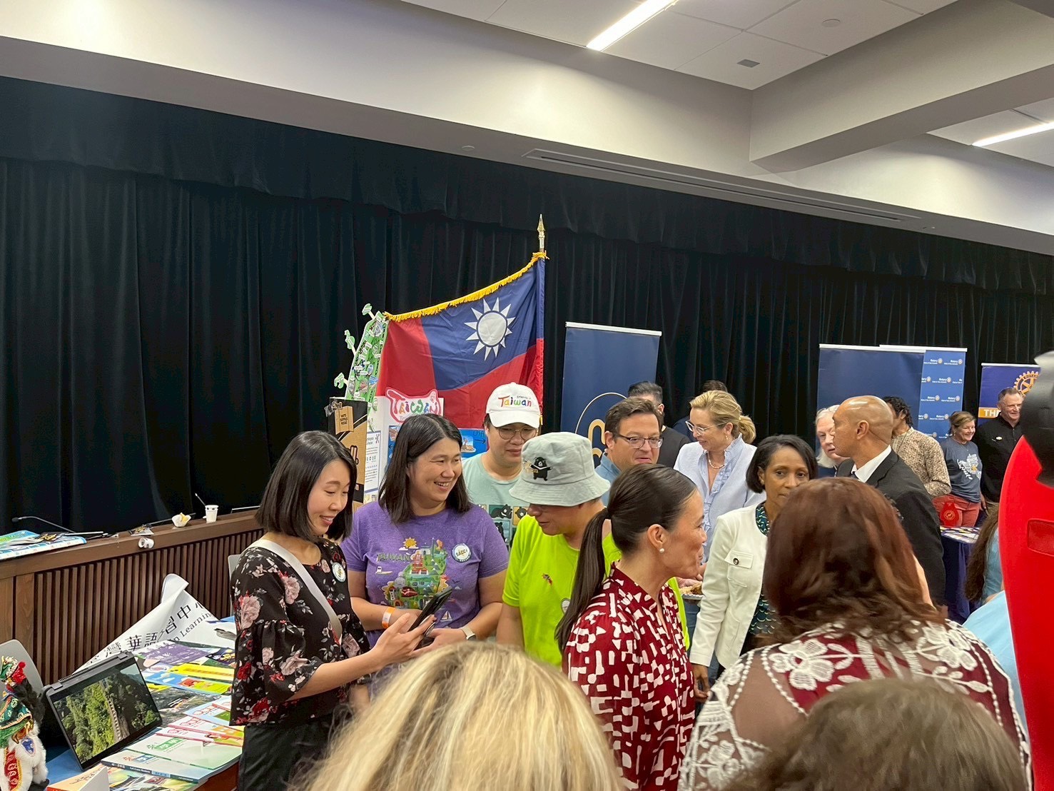 市長和市府團隊親臨攤位並與中文學校團隊親切互動-2