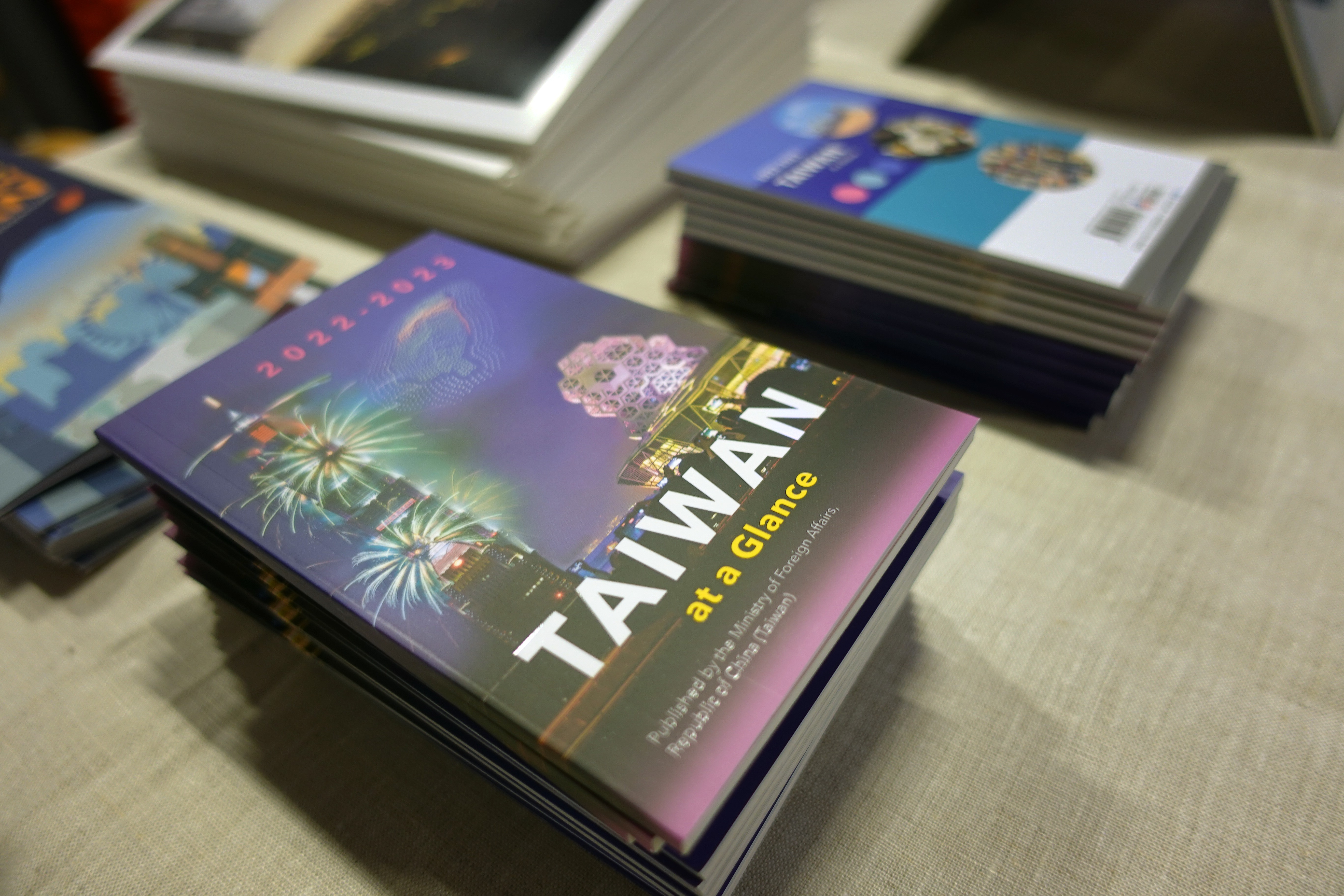 現場發送臺灣觀光手冊及赴臺學習中文資訊