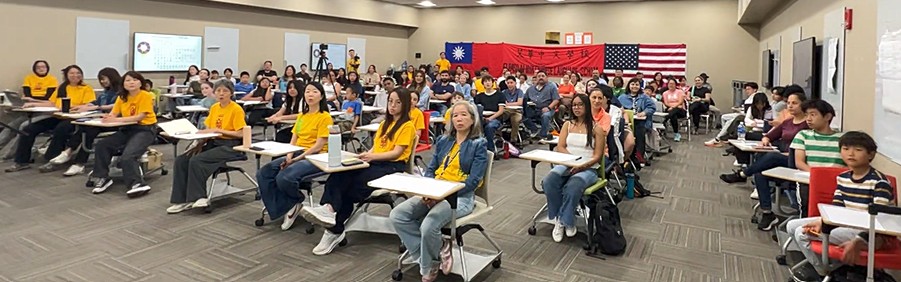 S26朗讀評審；學生等待上台及圈選各班最佳表演者
