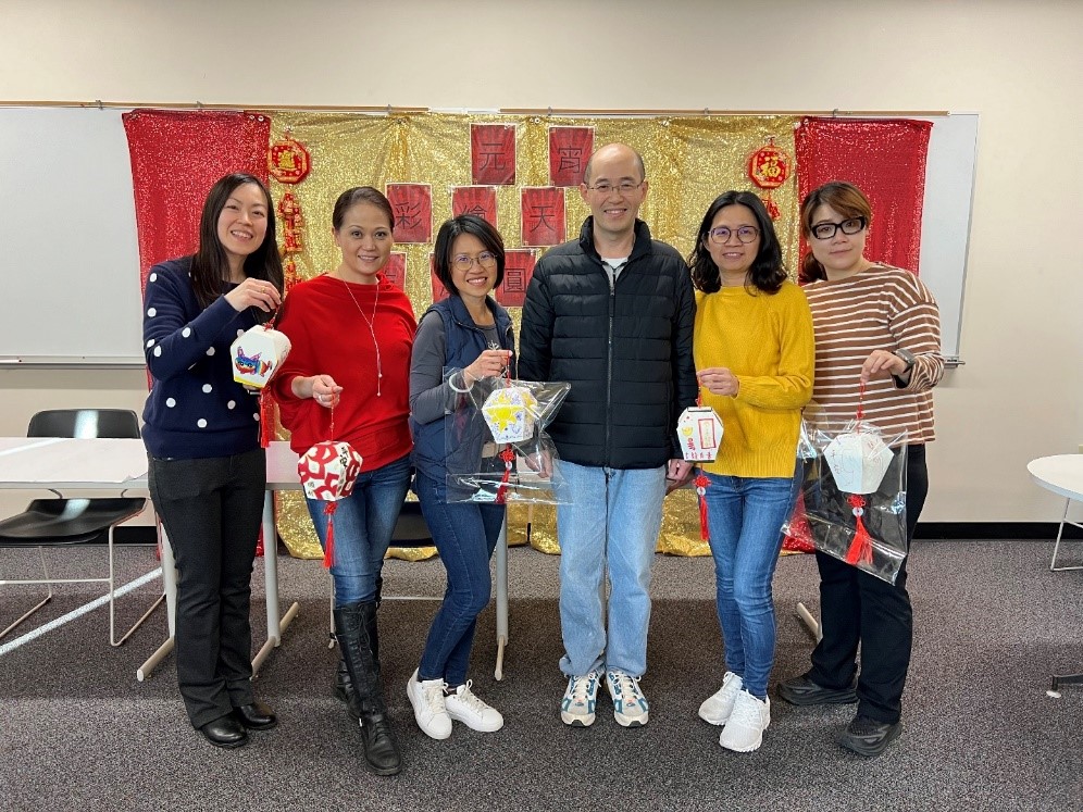 學員們展示自己製作的天燈