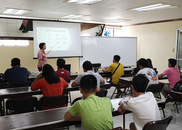 菲華文總設立華語語言中心 聘請經驗豐富專業老師任教3