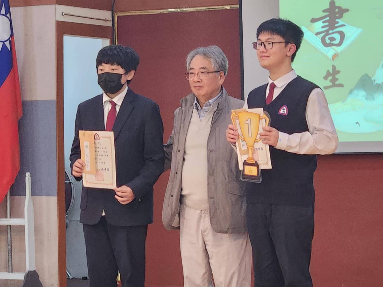 2024.3.22理事長為初中部、高中部獲獎同學頒獎