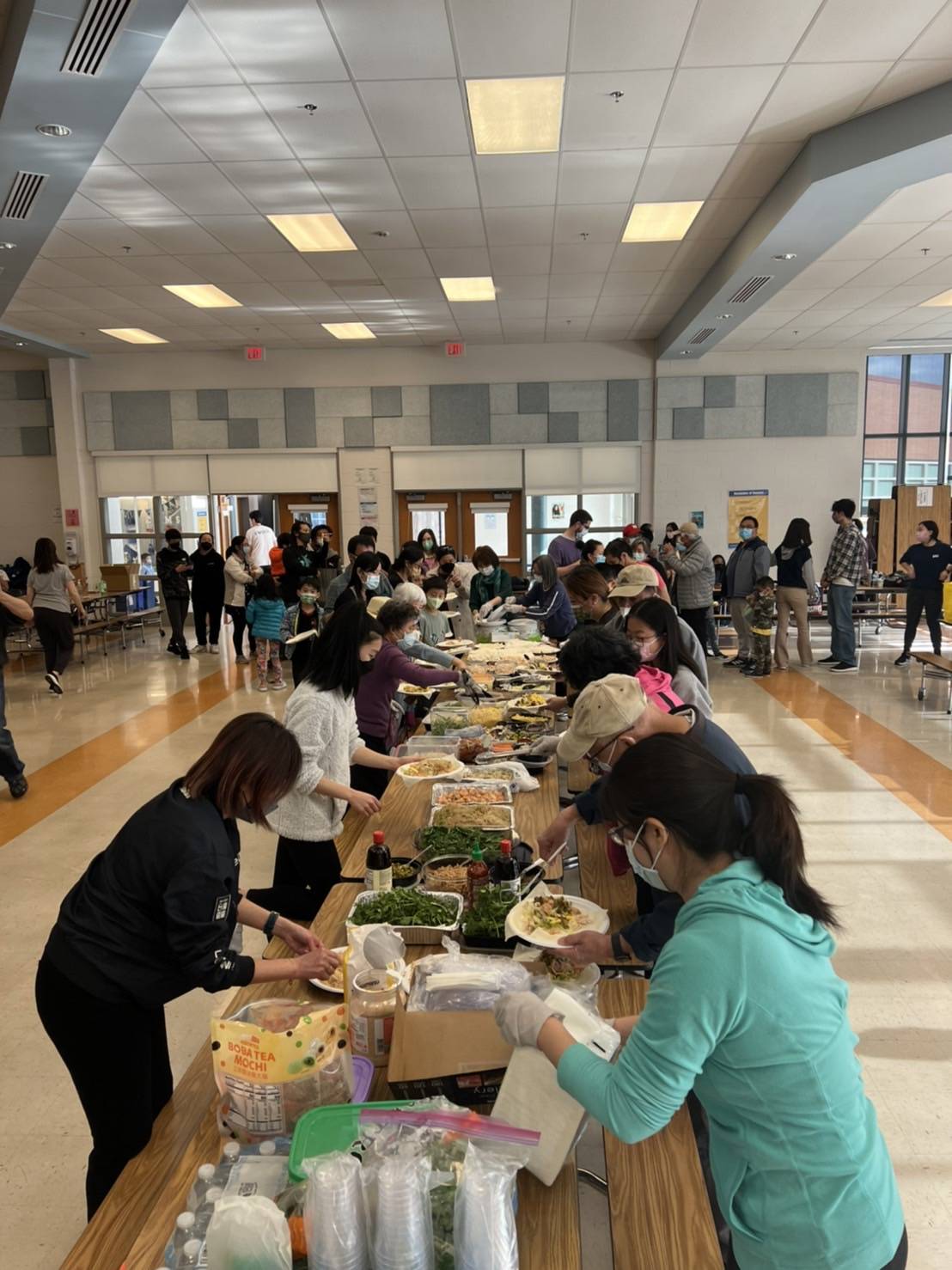 師生家長們排隊包潤餅