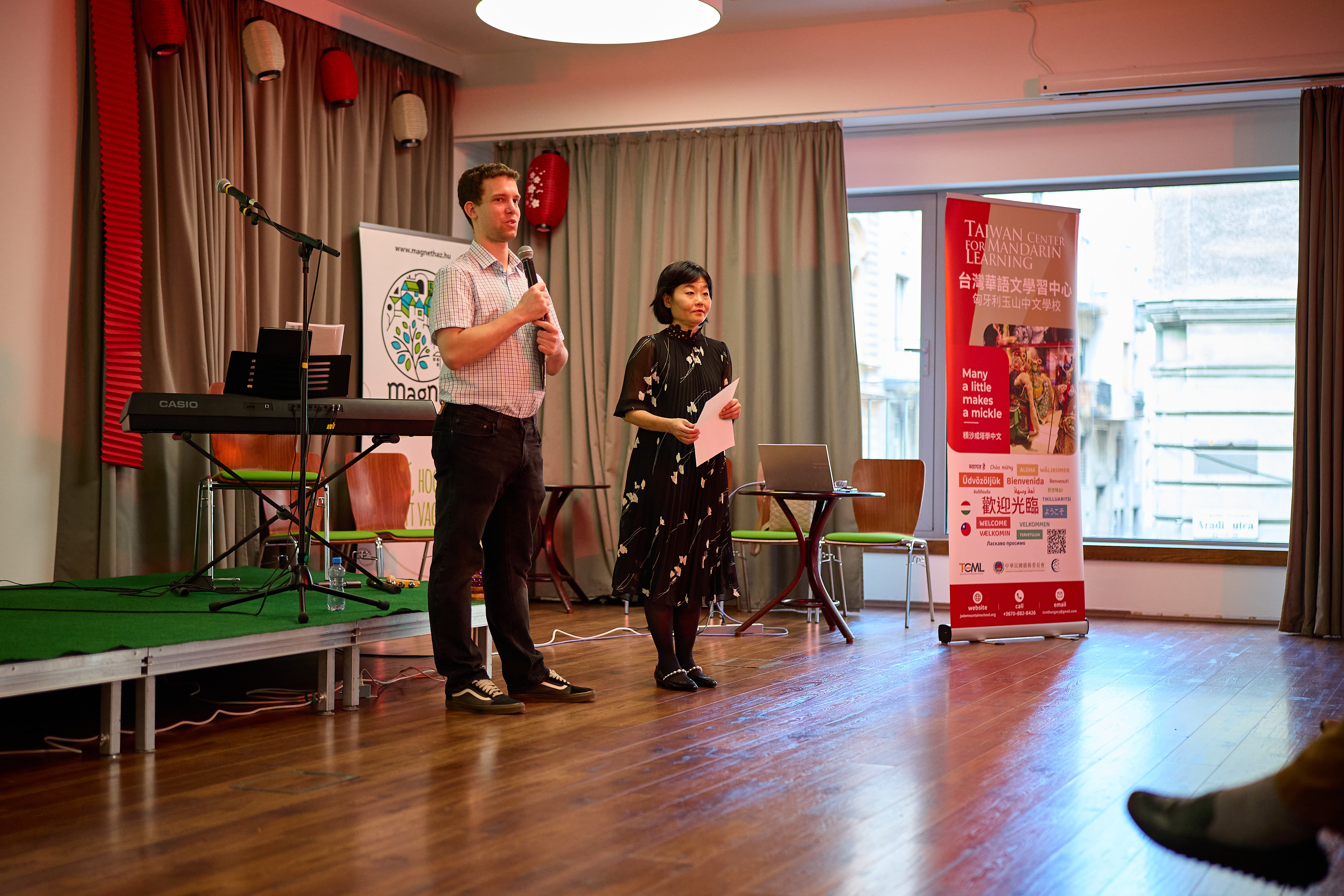 活動由校長李怡瑩開幕致詞，以「跟著月亮去旅行」為開場，串連臺灣嫦娥與玉兔的傳說、日本「お月見」文化與匈牙利探險家 Benyovszky Móric 的東方夢想