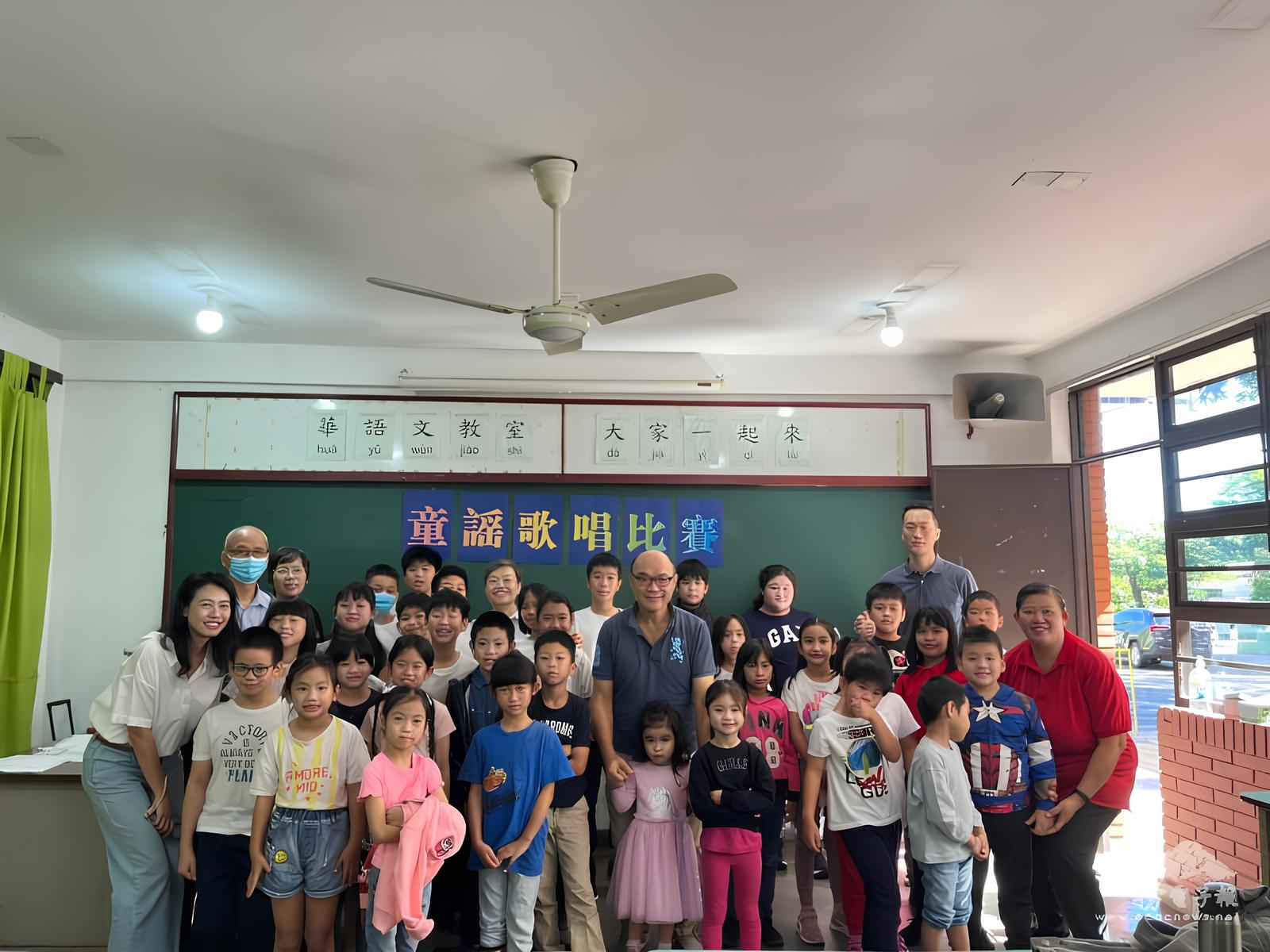 公使郭炳宏、僑務秘書陳奕綸於賽後與中正學校師生合影