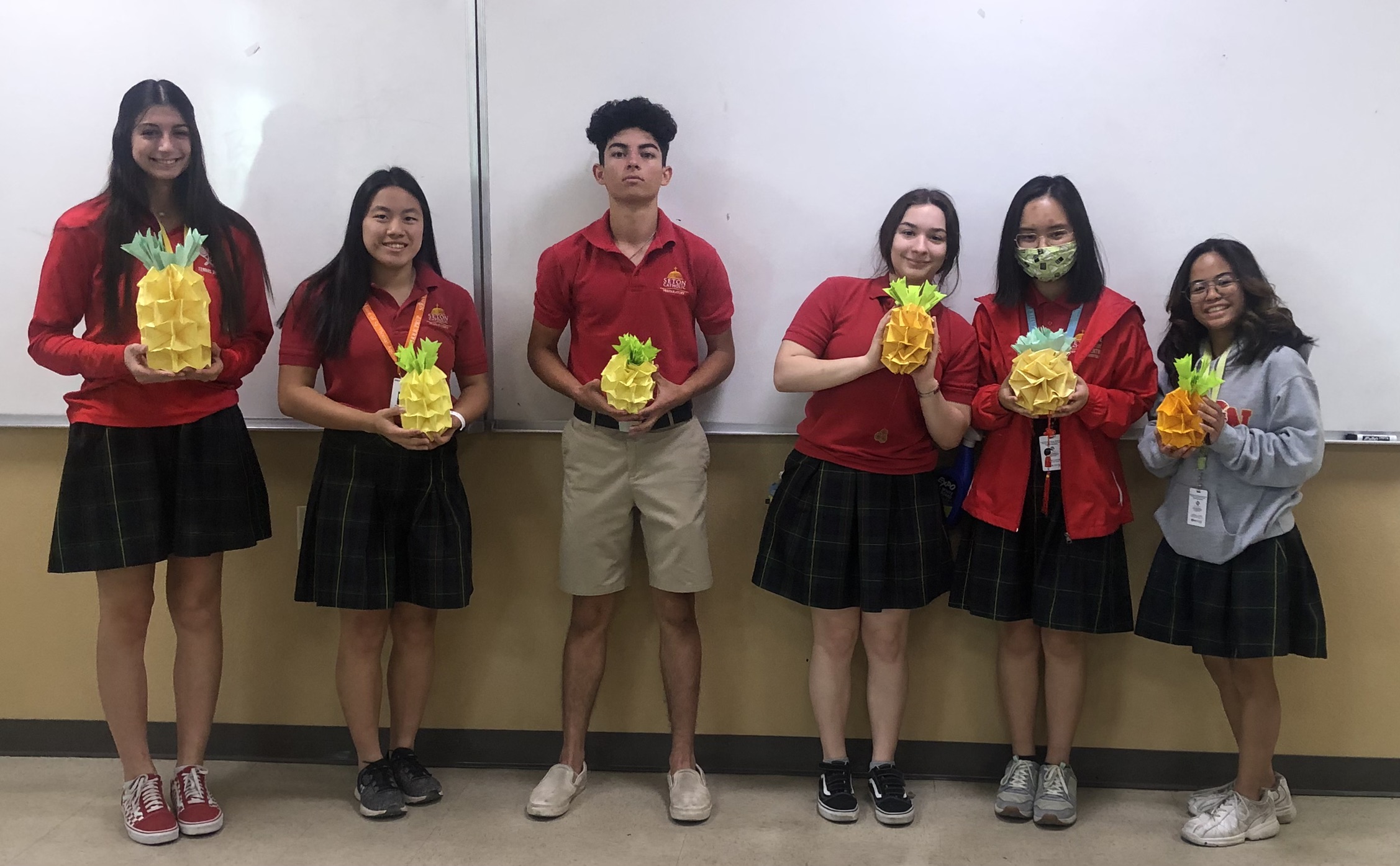 學生學習立體鳳梨摺紙藝術