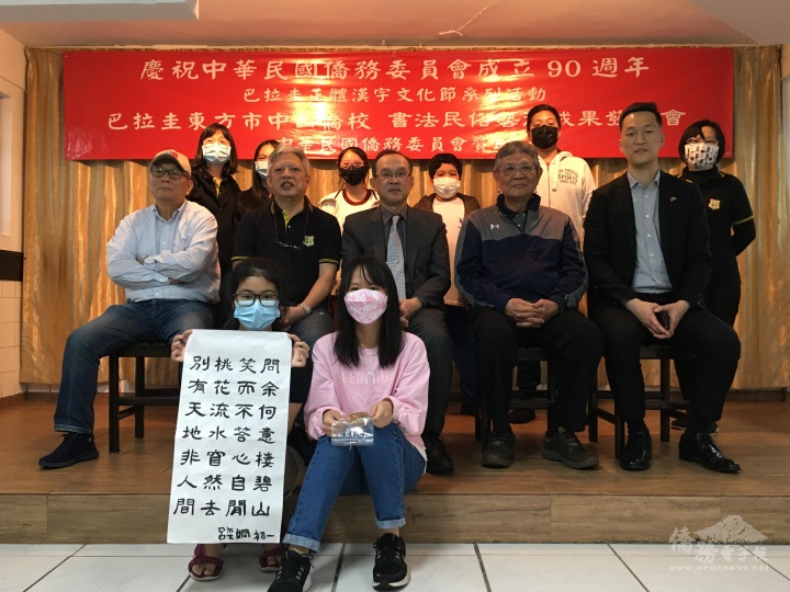 來賓與高年級同學合影