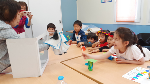 幼童以布偶參與布袋戲演練