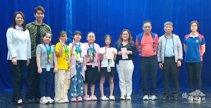 菲華文總正體漢字壁報比賽 僑校200名學生即席創作展創意