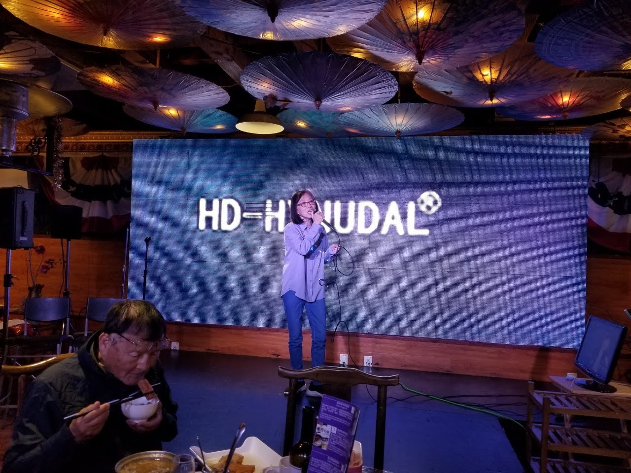 處長夫人雲雯蓁女士高歌一曲餘音繞樑