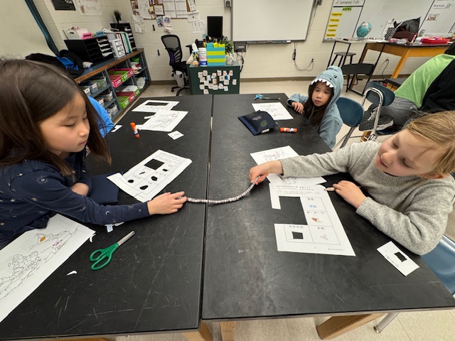 這是陳老師帶來分享的貝珠-北美洲原住民使用貝殼串珠作為交易工具。