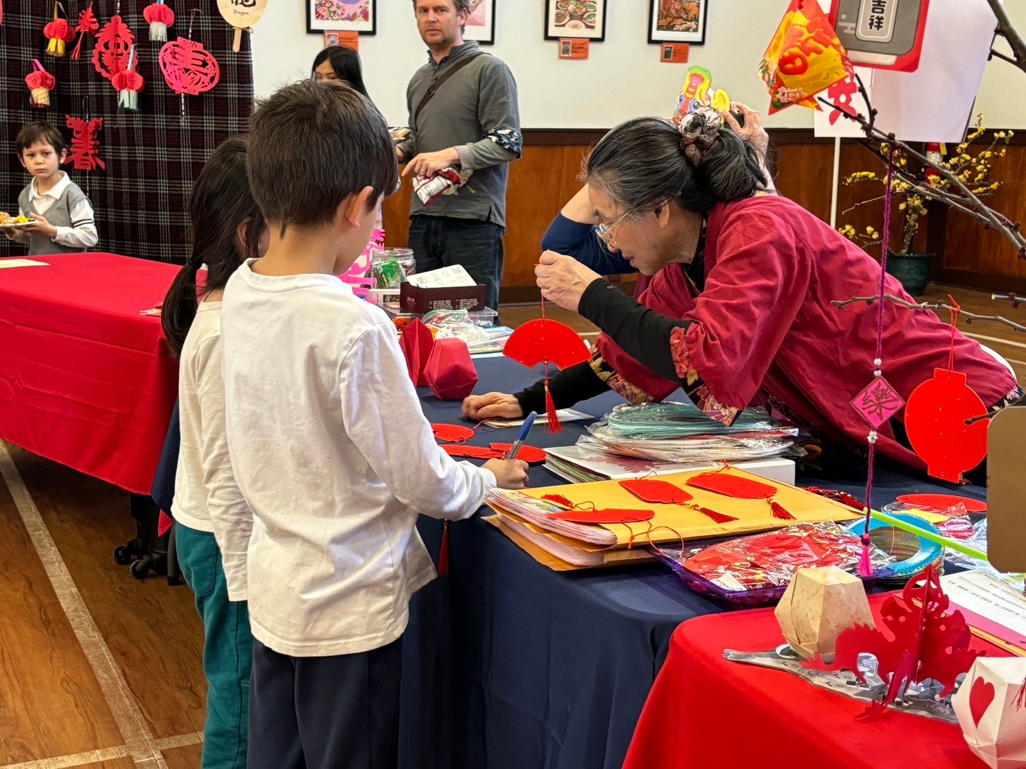 蔡朞華老師和陳真玢老師帶領的剪紙手作攤位