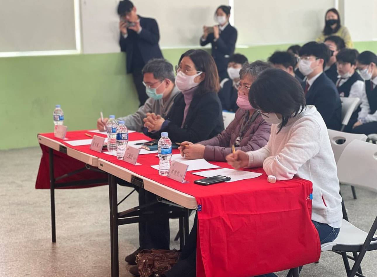 評審席認真評分